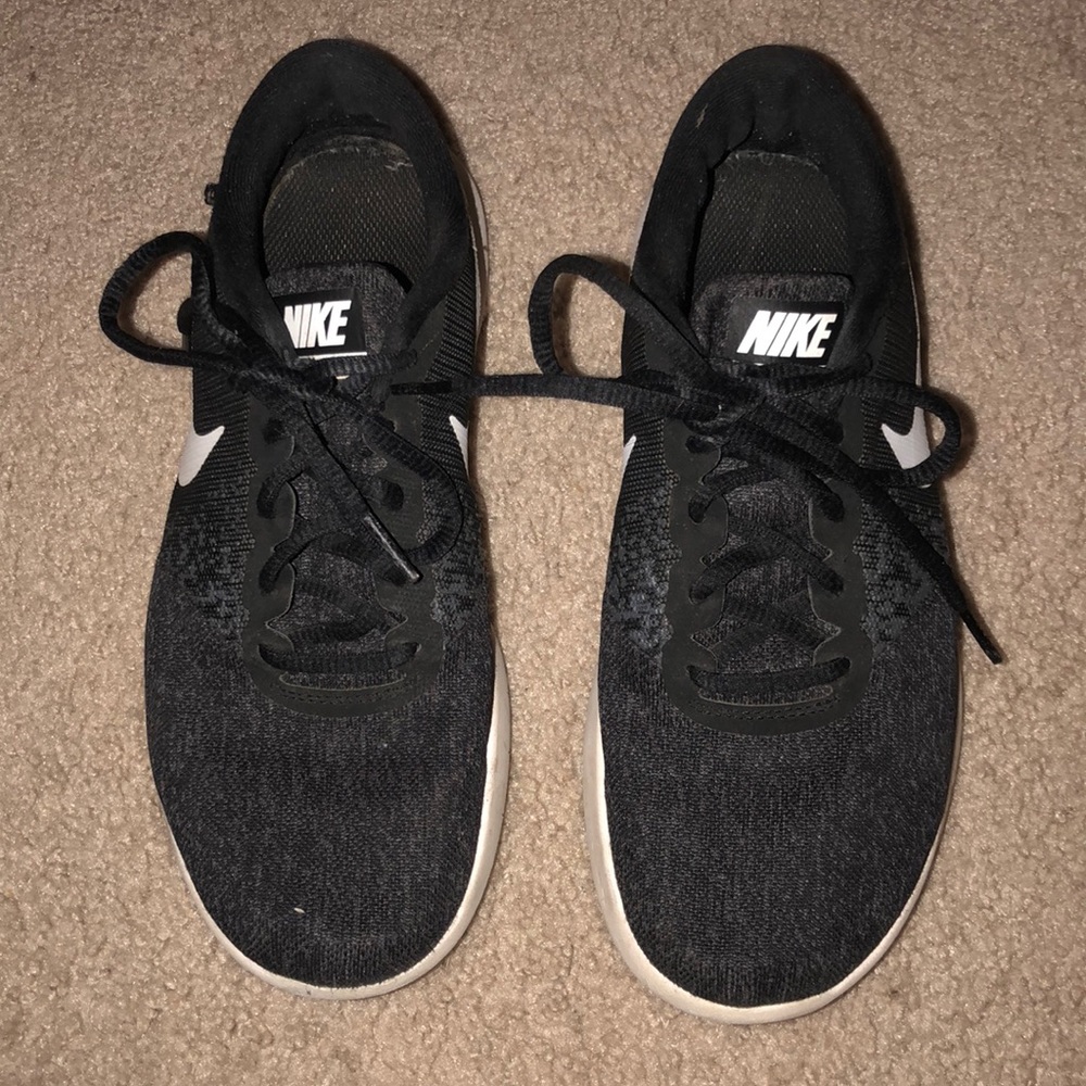 NIKE TENNIS SHOES